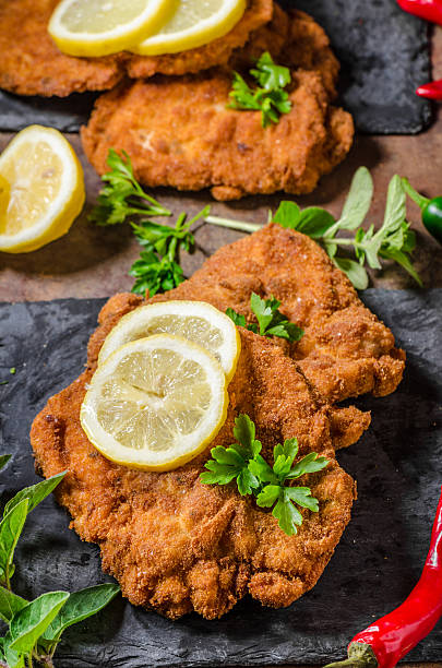 schnitzel com batatas fritas, salada e ervas - cutlet schnitzel pork scaloppini - fotografias e filmes do acervo