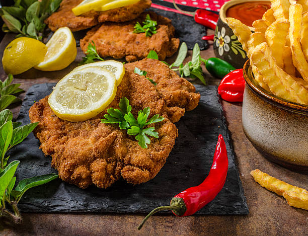 sznycel z frytkami, sałatką i ziołami - cutlet schnitzel french fries scaloppini zdjęcia i obrazy z banku zdjęć