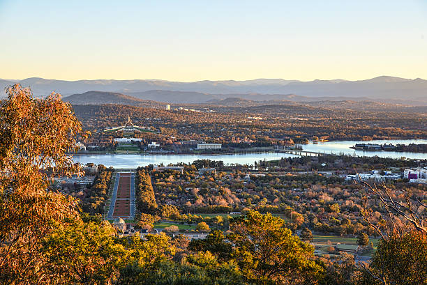 tramonto sulla città di canberra, autunno, colline di brindabella - australian capital territory foto e immagini stock