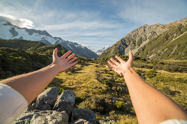 female 왜고너의 암즈 기술은 다가갔다 마운트 쿡 - mountain peak mt cook mountain maori 뉴스 사진 이미지