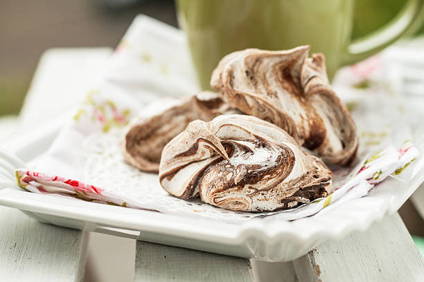 皿の上に山を置くチョコレートとメレンゲケーキ - macaroon cake candy variation ストックフォトと画像