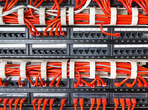 filas de cables de red conectados al concentrador del enrutador y del conmutador - cat5 rj45 cable network connection plug fotografías e imágenes de stock