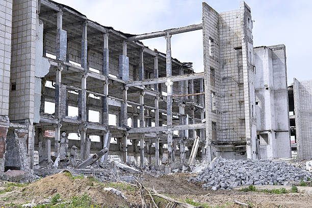 istock Abandoned apartment house, fragments of bricks and construction debris 546435152