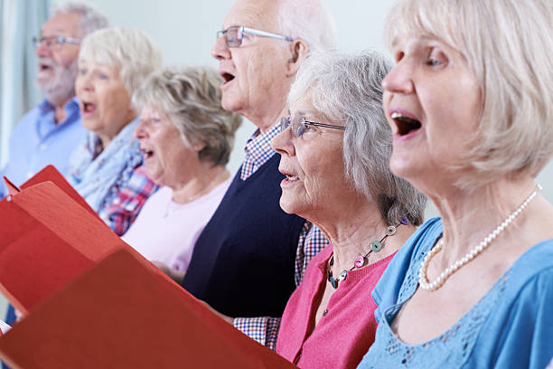gruppo di anziani che cantano insieme in coro - chorus foto e immagini stock