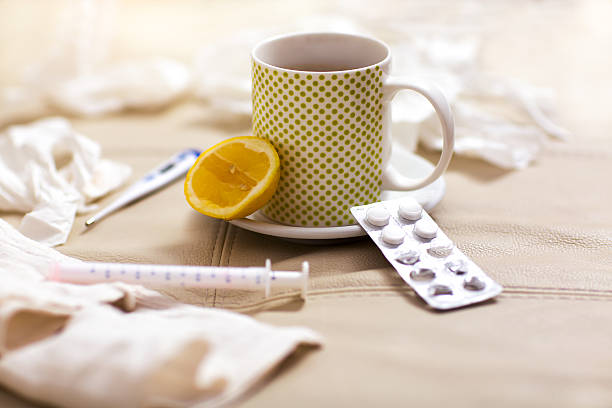 tè caldo per raffreddori, pillole fazzoletti e termometro - cold remedy foto e immagini stock
