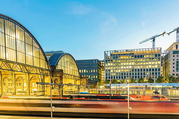 estación cruzada de los reyes en la noche - estación de tren de st pancras fotografías e imágenes de stock