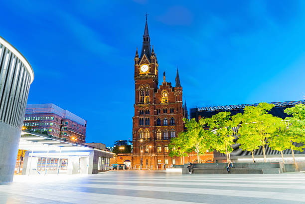 área cruzada de la estación de los reyes - estación de tren de st pancras fotografías e imágenes de stock