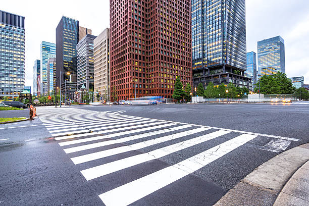 東京のダウンタウンの道路交差点の交通 - middle of road ストックフォトと画像