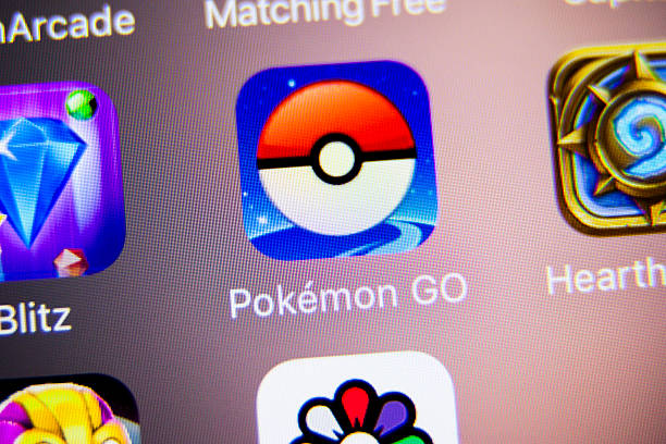 icono de la aplicación pokemon go en iphone - iphone ipad apple computers business fotografías e imágenes de stock