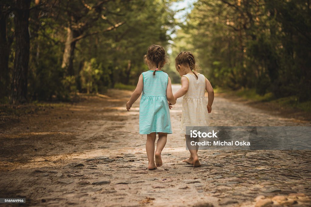 Dos niñas en un camino forestal - Foto de stock de Niño libre de derechos