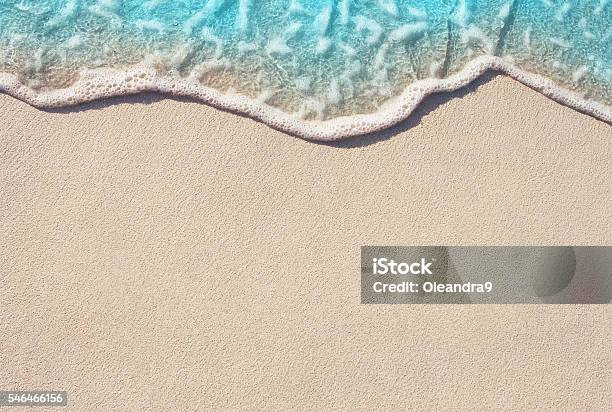 Foto de Onda Suave De Oceano Na Praia De Areia e mais fotos de stock de Praia - Praia, Areia, Plano de Fundo