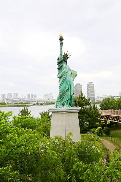 istock Lady liberty juxtaposed against Rainbow Bridge 546467076
