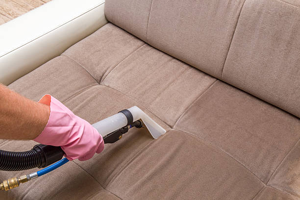 sofa chemische reinigung mit professionell extraktionsmethode. polstermöbel. - polstermöbel stock-fotos und bilder