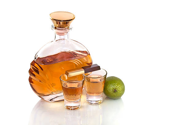 tequila bottiglia con bicchieri e cioccolato con lime su sfondo bianco - gin decanter whisky bottle foto e immagini stock
