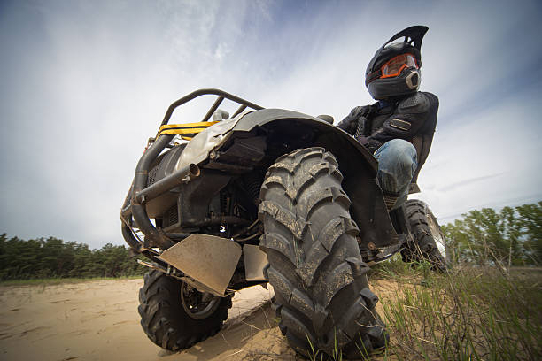 racing atv to piasek. - powerfull zdjęcia i obrazy z banku zdjęć