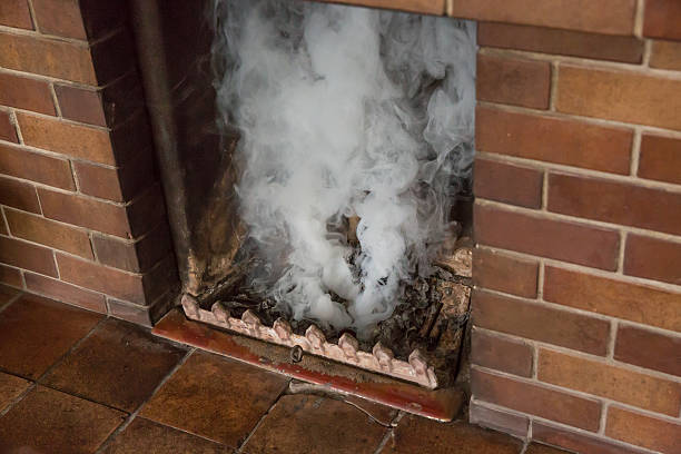 chimenea que se está probando con una bomba de humo después de la limpieza - chimney sweeping fotografías e imágenes de stock