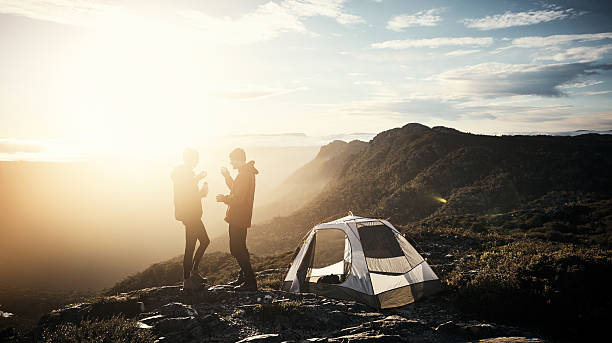 kawa i kemping - camping hiking tent couple zdjęcia i obrazy z banku zdjęć