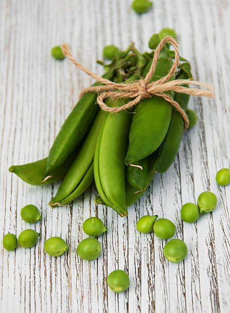 테이블에 녹색 완두콩 - green pea pea pod sweet food freshness 뉴스 사진 이미지