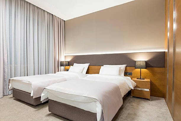 インテリアのモダンな新装のホテルルーム - bedroom authority bed contemporary ストックフォトと画像