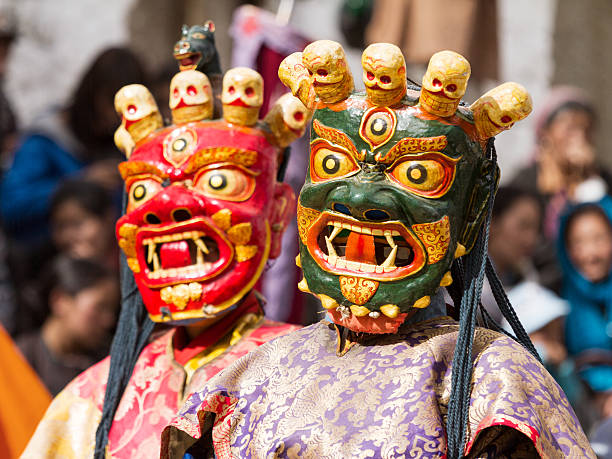 mönche eine religiöse maske tanz des tibetischen buddhismus - cham mask stock-fotos und bilder