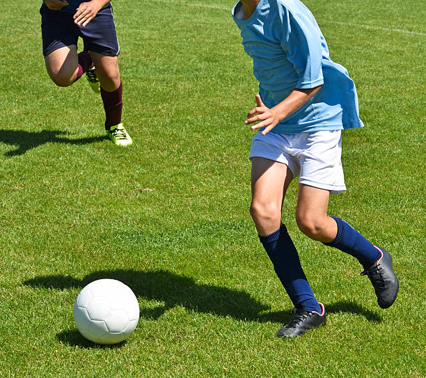 jovens jogadores de futebol - sports uniform blue team event sports activity - fotografias e filmes do acervo