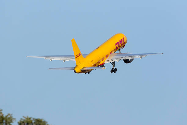 cargo 757 climbing out of the runway - dhl airplane freight transportation boeing imagens e fotografias de stock