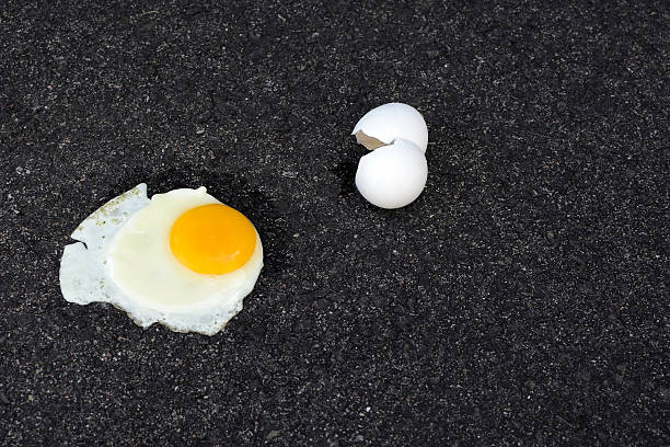 hot fried egg pavement - broiling imagens e fotografias de stock