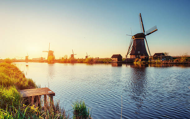 tradycyjne holenderskie wiatraki z kanału rotterdam.   holandia.   - scenics landscape windmill sunrise zdjęcia i obrazy z banku zdjęć