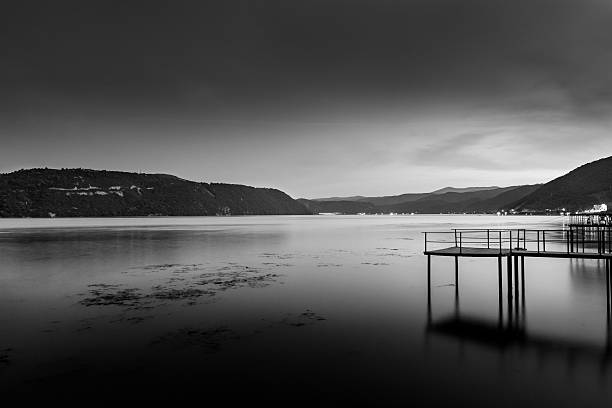 док над дунаем в черно-белом - sea black and white horizontal horizon over water стоковые фото и изображения