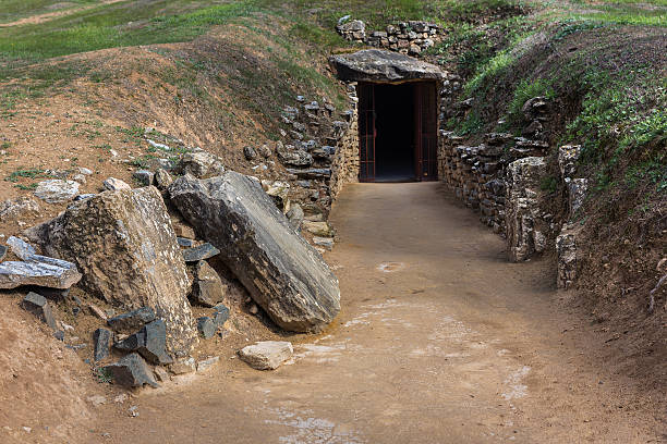 tholos d’el romeral - dolmen photos et images de collection