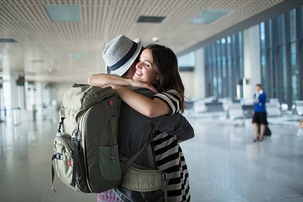 backpacker witamy przytulić na lotnisku. - people traveling travel leaving disembarking zdjęcia i obrazy z banku zdjęć