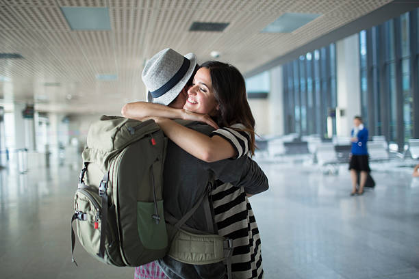 mochileiro bem-vindo abraço no aeroporto. - people traveling travel leaving disembarking - fotografias e filmes do acervo