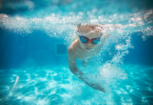 menino nadando rastejar - child swimming pool swimming little boys - fotografias e filmes do acervo