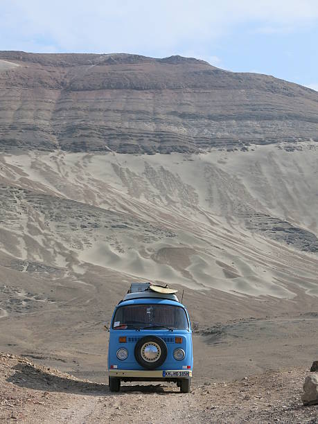 classic vw bus stopped at  dirtroad in peruvian desert - dirtroad imagens e fotografias de stock