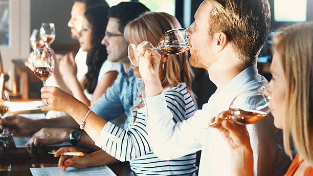 dégustation de vins.   - millésime photos et images de collection