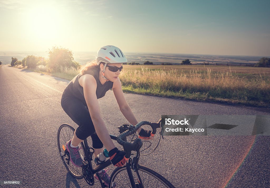 Pretty Young Fit Frau Reitrad bei Sonnenuntergang - Lizenzfrei Radfahren Stock-Foto