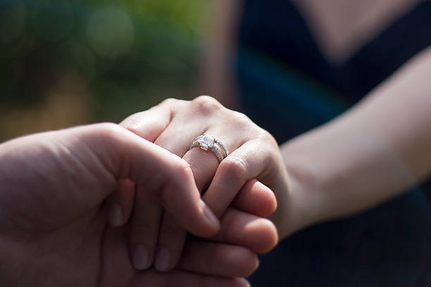 close up holding hände mit verlobungsring - bride caucasian wedding ceremony close up stock-fotos und bilder