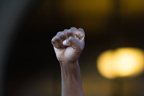 vidas negras importam manifestantes colocar seus punhos no ar - racismo - fotografias e filmes do acervo