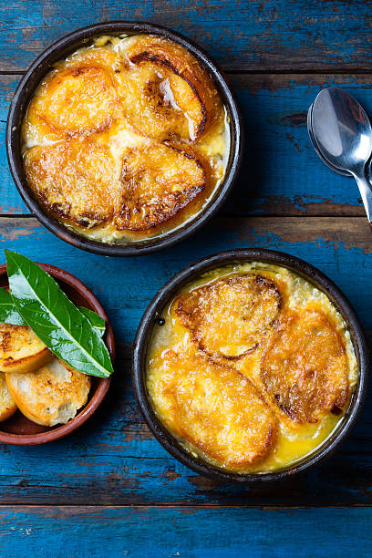 sopa de cebolla con pan seco y queso. vista superior - bread food french currency freshness fotografías e imágenes de stock