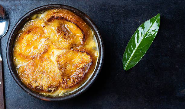 sopa de cebolla con pan seco y queso. vista superior - bread food french currency freshness fotografías e imágenes de stock