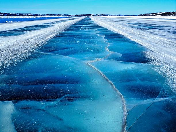 cruzando congelado agrietado azul dettah ice road - yellowknife fotografías e imágenes de stock