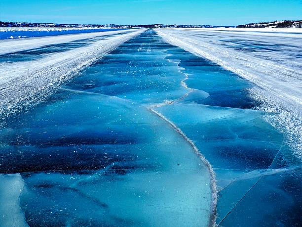 пересечение замороженных трещины голубой dettah ice road - thick snow стоковые фото и изображения