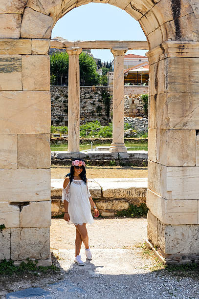 turista posando en las antiguas ruinas griegas en atenas, grecia - roman agora fotografías e imágenes de stock