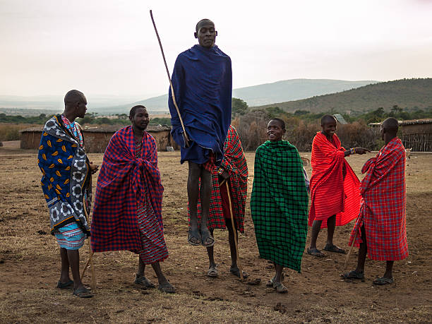 masajowie tańczą tradycyjne skoki jako ceremonia kulturalna - masai africa dancing african culture zdjęcia i obrazy z banku zdjęć