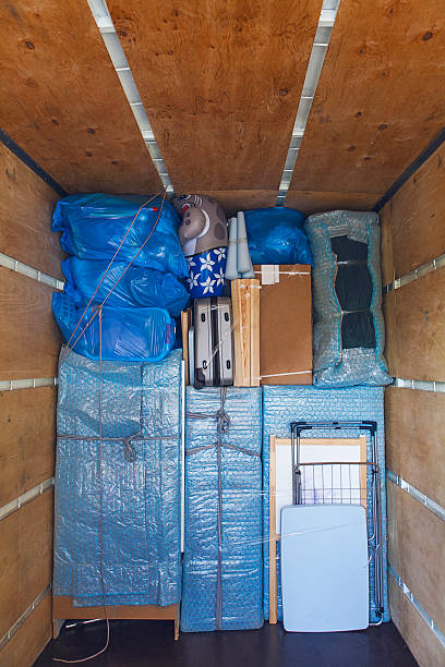 perfekt geladen - moving van moving office moving house truck stock-fotos und bilder