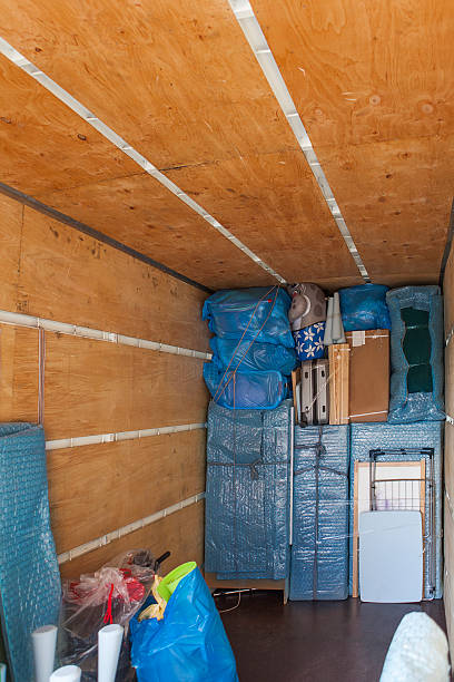 perfekt geladen - moving van moving office moving house truck stock-fotos und bilder