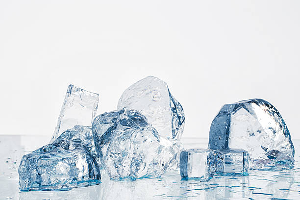 cubos de gelo em cima da mesa - ice blocks - fotografias e filmes do acervo