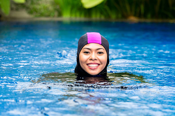 muslim woman wearing burkini swimwear at pool - 回教泳裝 圖片 個照片及圖片檔