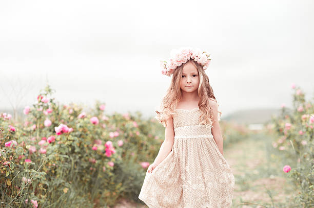 かわいい女の子屋外お子様 - baby people headband portrait ストックフォトと画像