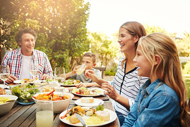 ayant grandi dans une famille plein d'amour - healthy lifestyle people eating sister photos et images de collection